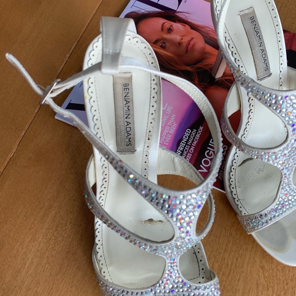 BLING π€© Cream Satin Crystal Embellished Benjamin Adams Heels Size 6.5 Worn 1 x! - Picture 10 of 11